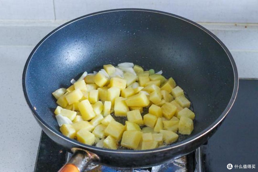 新鲜土豆上市,学会这种做法,味道赛过红烧肉,吃起来特别香
