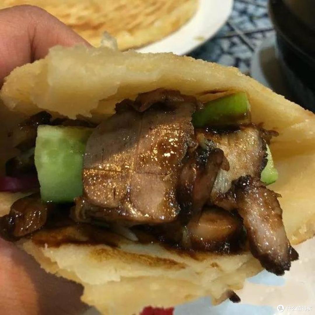 酱肘子卷饼。北方人更喜欢酱,味道醇厚,和北方饼食绝配