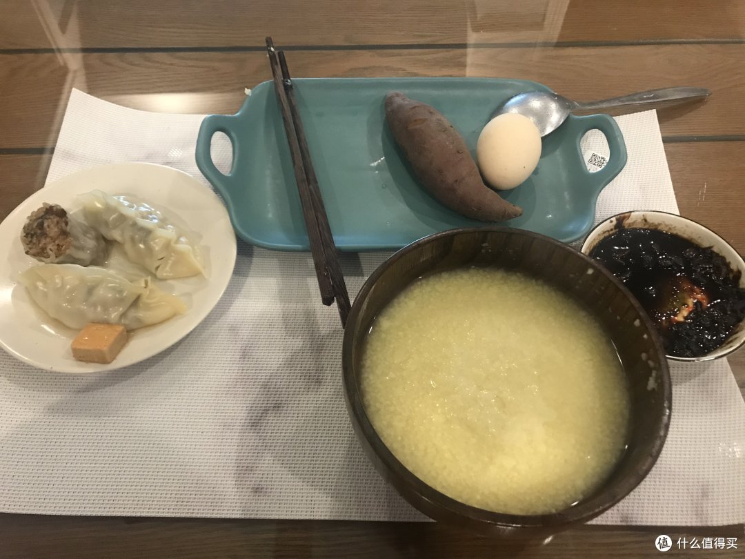 烧卖+蒸饺+地瓜+鸡蛋+小米粥+不想言语的黑乎乎的酱