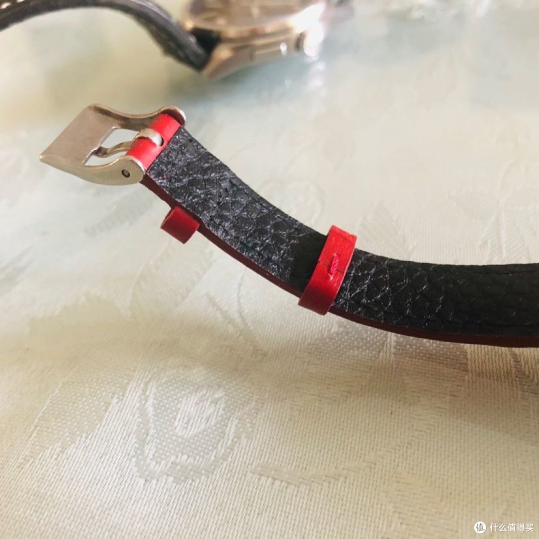 这个表的表带比较偏硬，不过14mm的表耳宽表带替换还是比较方便的，表盘颜色即使配上其他颜色的表带或者金属表带也搭配
