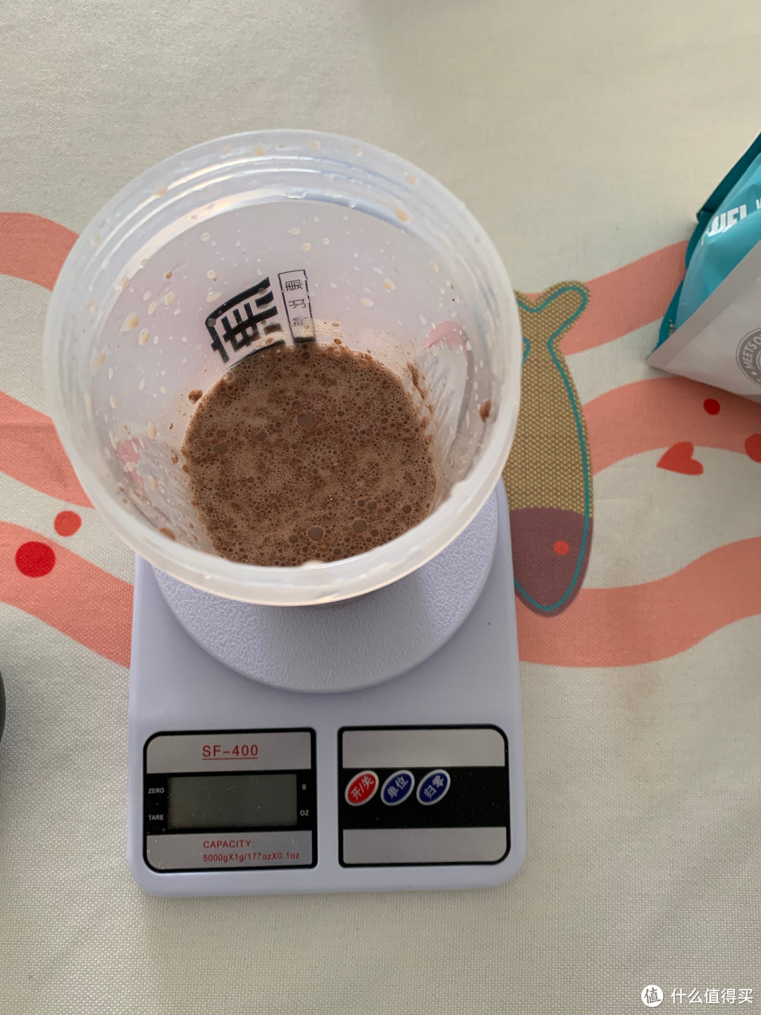 Myprotein 是易溶性一般，摇完有点小结块，口感很高，甜度高。