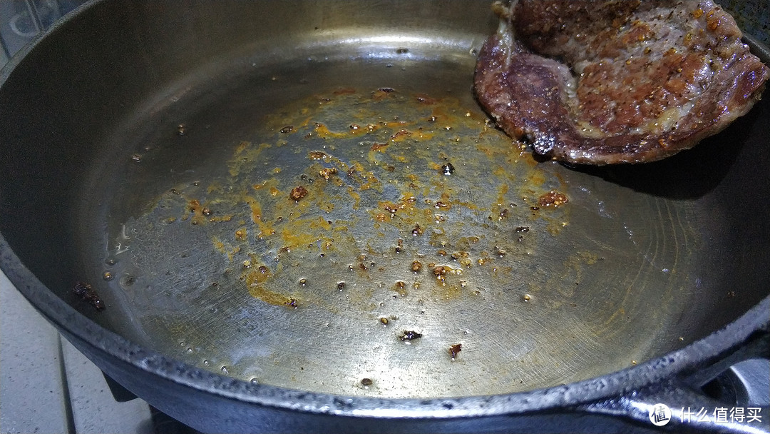 第二天煎薄片牛排，没有出现粘锅现象（锅底的颗粒物是掉落的黑椒颗粒）