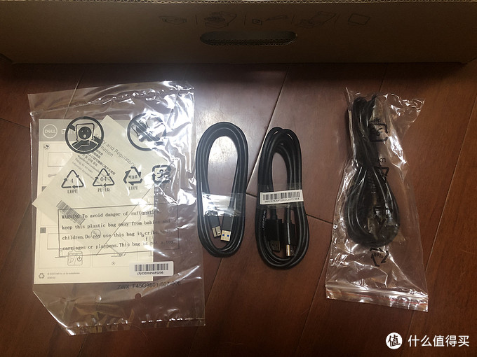 P2421D标配USB3.0数据线，标准DP线，电源线说明书