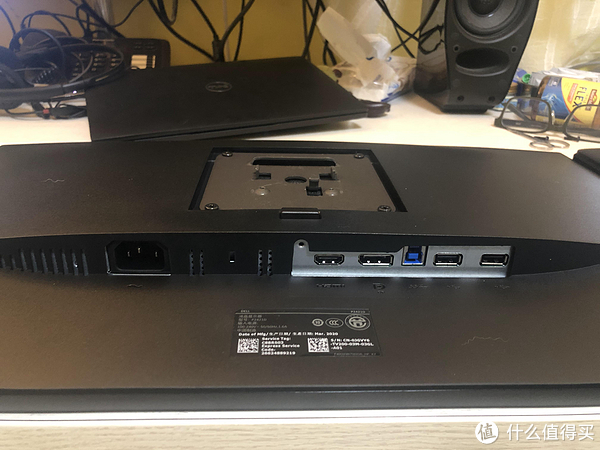 背后接口从左到右为电源，HDMI输入，DP输入，USB3.0输入，USB2.0两个