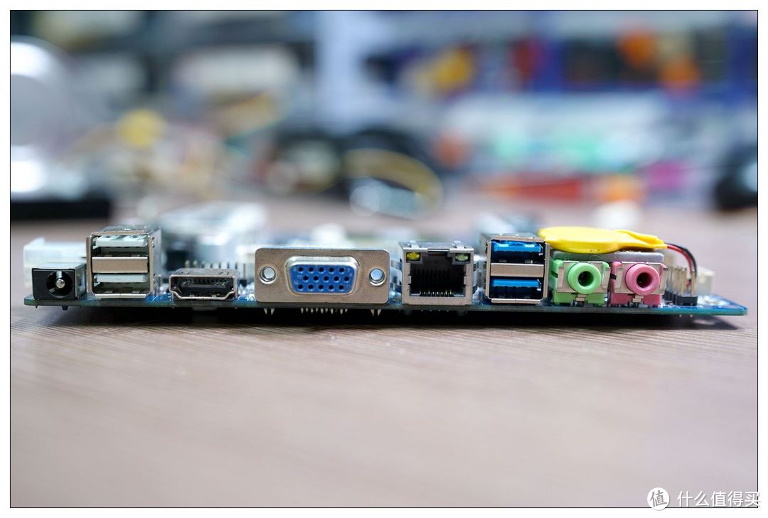 从左至右分别是19v电源接口、两个usb2.0接口、HDMI接口、VGA接口、千兆网卡接口、两个usb3.0接口、最后是音频和麦克风接口，接口数量基本够用