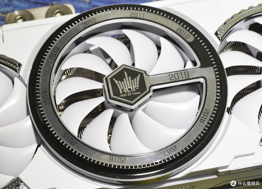收衣服辣..不对.开箱辣 影驰GeForce RTX2080Ti名人堂10周年纪念版 过手即拥有