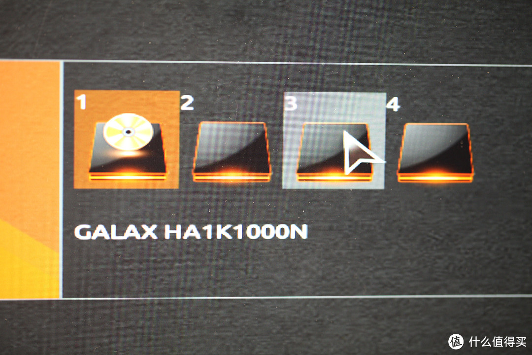 开机，进入BIOS，可以看到识别到了影驰的这块SSD，名称是GALAX HA1K1000N