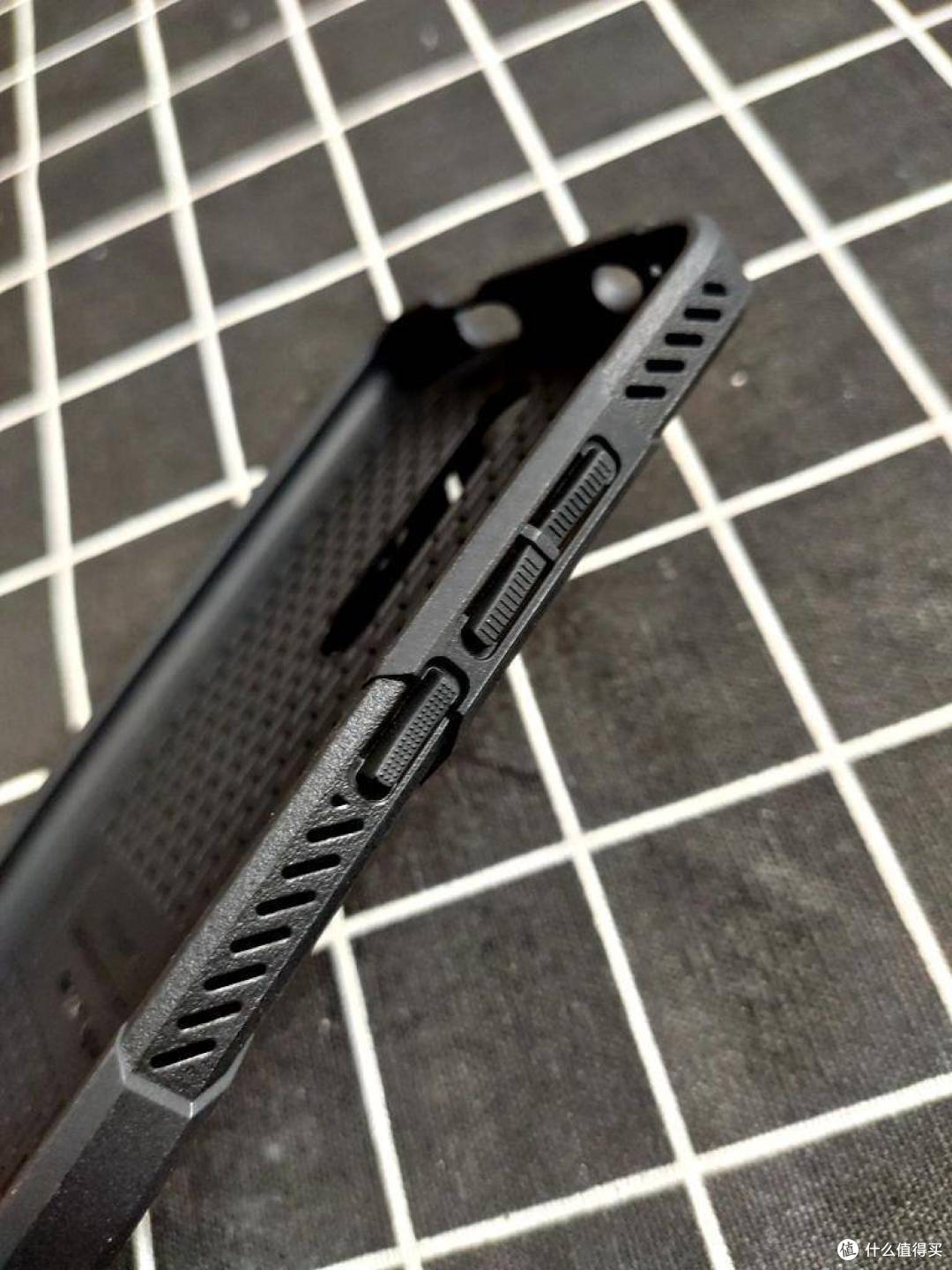 给红米K20 Pro尊享版配的-FATBEAR 防摔壳 优缺点都如此鲜明