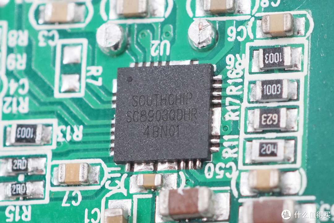 拆解报告:老七机基地三USB-C口66W PD快充充电器9P3