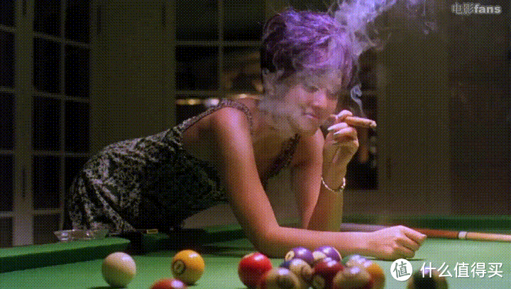 紫色头发+雪茄烟=黑社会女老大