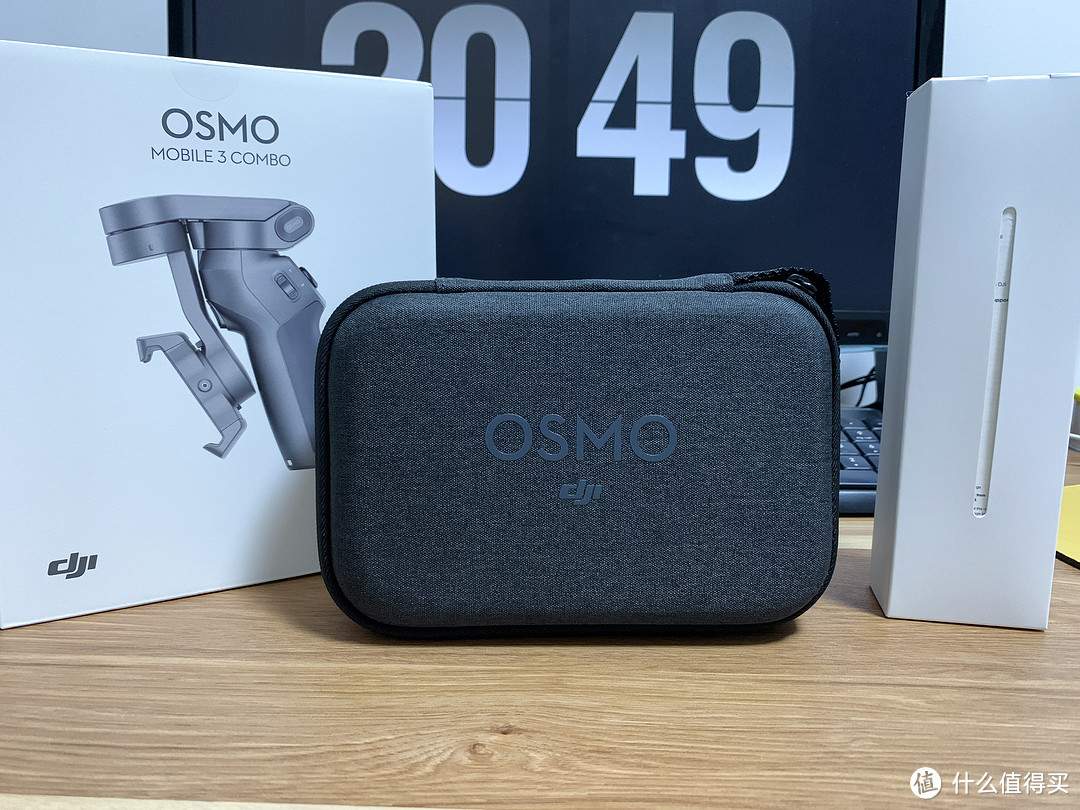 产品包装盒拆开后：osmo收纳包里装的是Osmo Mobile 3 白色盒子里装的是配件和说明书三包卡等