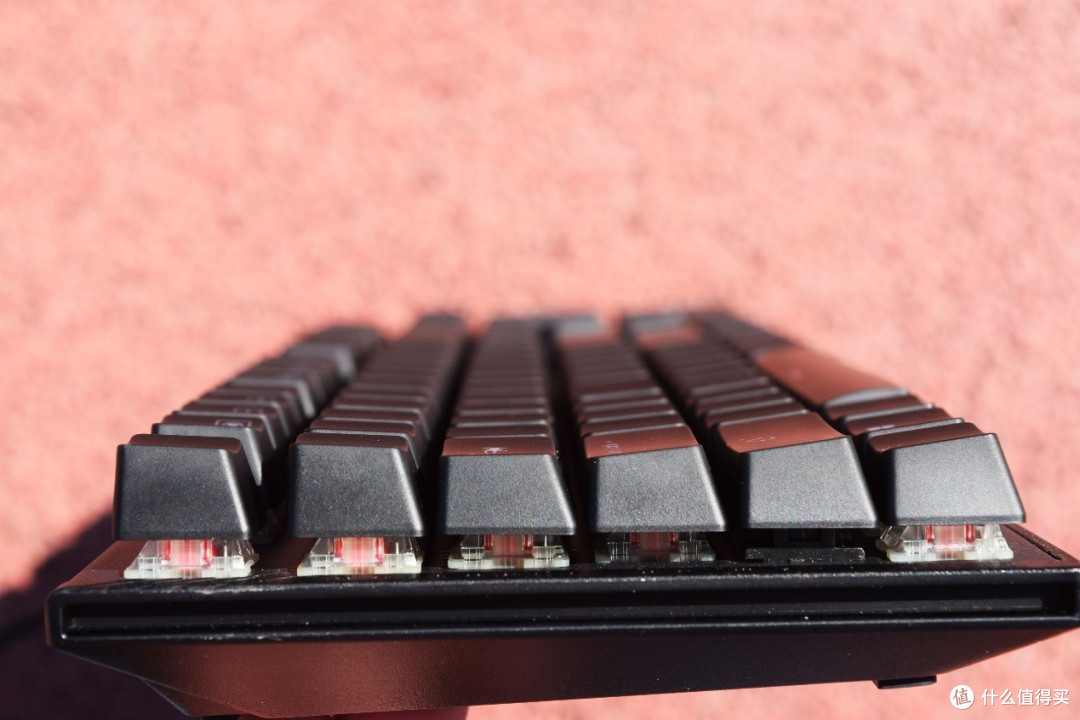Cherry原厂红轴与灯光同步加持,技嘉AORUS 猎鹰K1机械键盘开箱评测