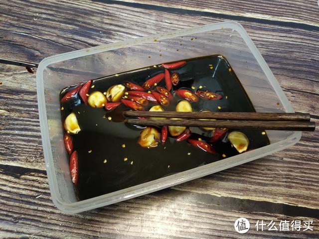 白萝卜做的菜肴“秘制腌萝卜”，口感酸甜微辣，既能下酒、也可以下饭