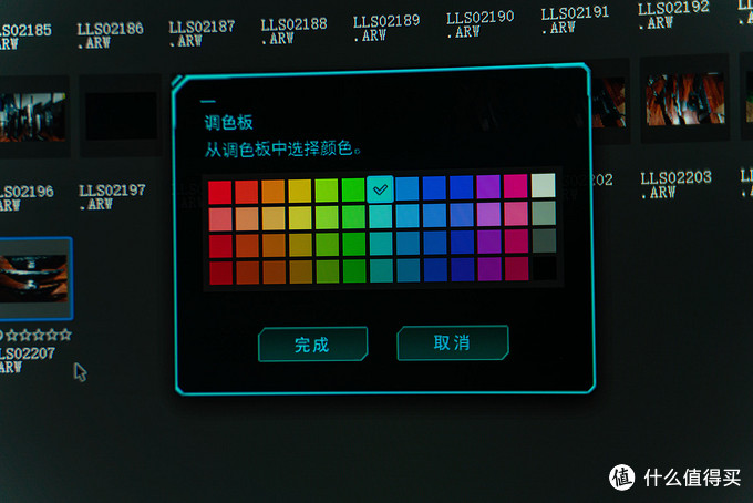 这个光默认是青色，可以通过显示器按钮来调整颜色。