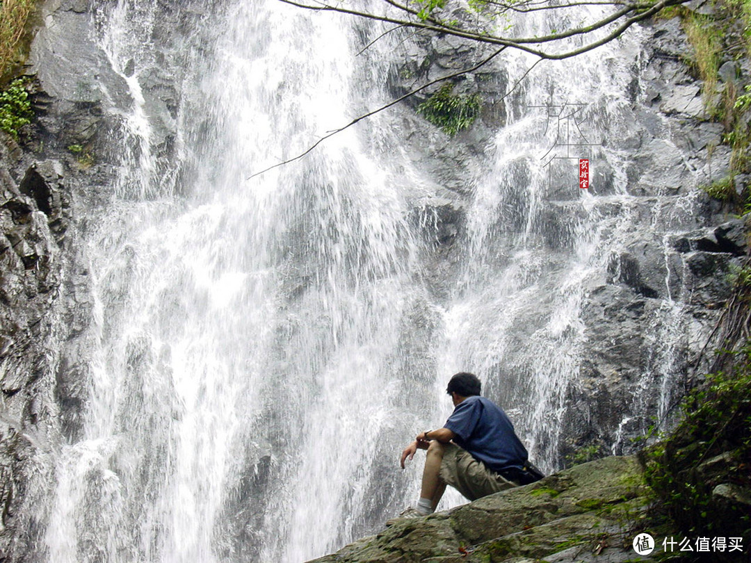 2001年8月18日拍摄自深圳梧桐山，当时刚拿到相机，配套的内存卡只有8M，因此这是原大的图片