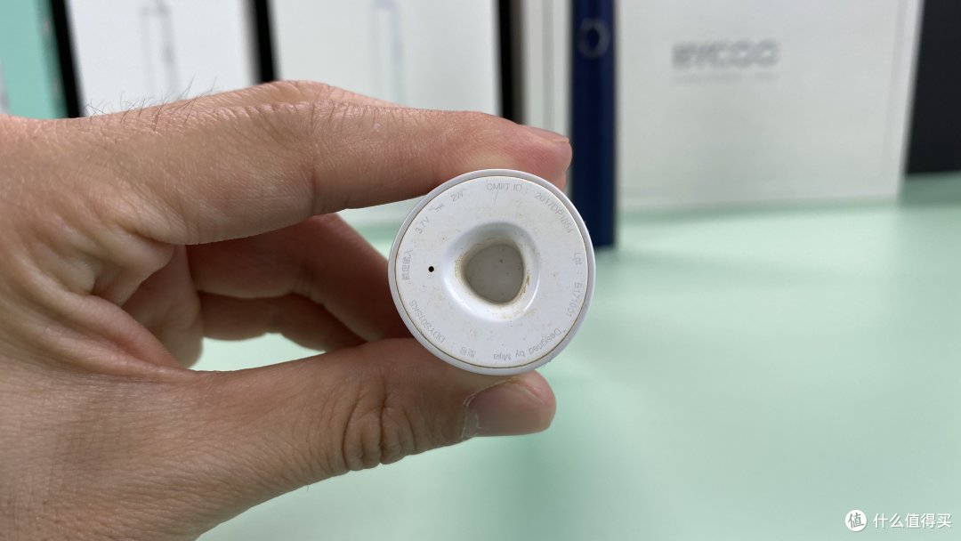 米家声波电动牙刷的底部充电接口