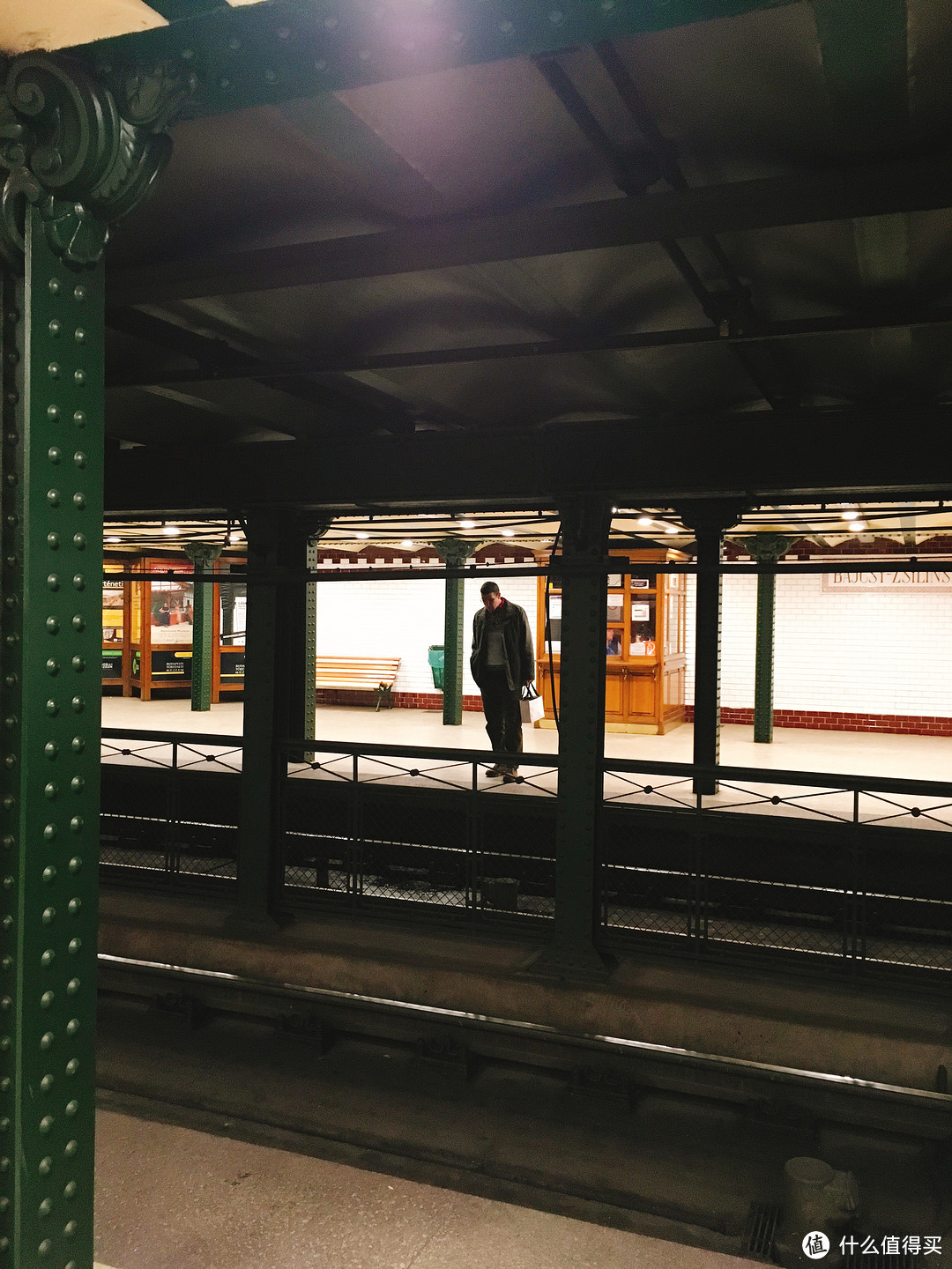 地铁站对面一个落寞的身影