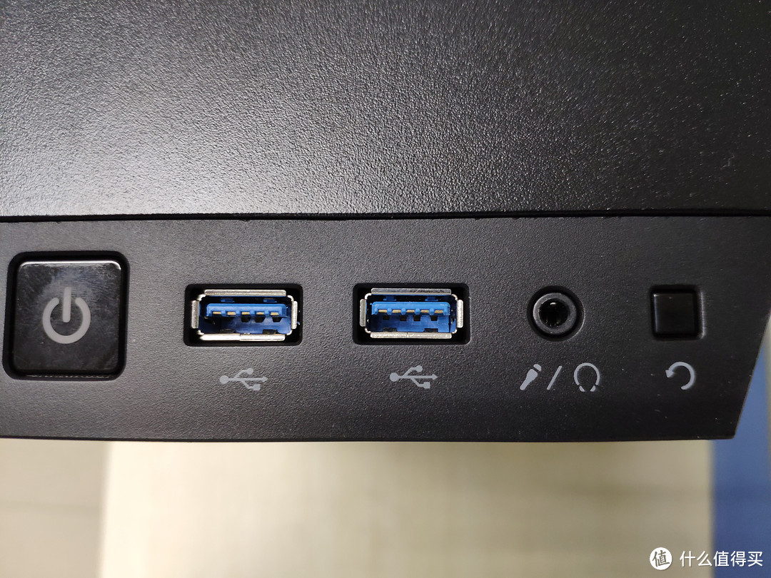 机箱顶部，开关和重启按键，USB 3.0接口，音频接口