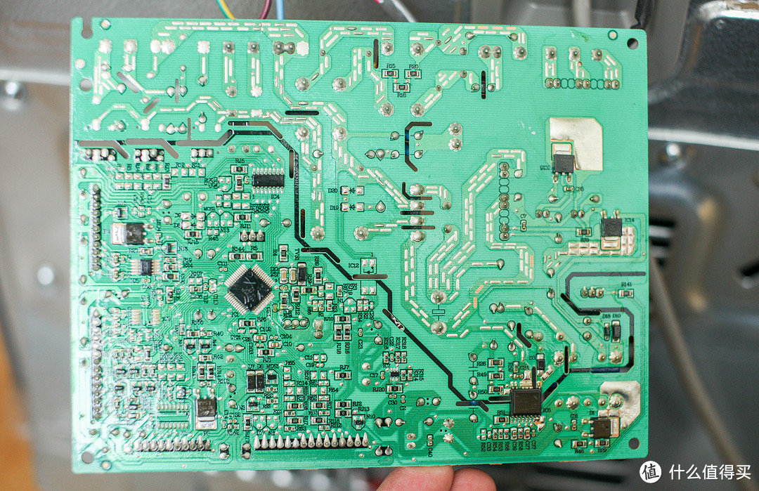主板背部为绿色基板，表面涂覆了防护漆