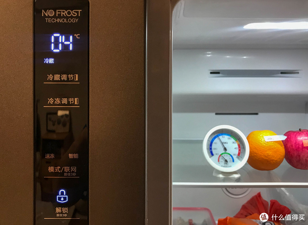 右边冷藏室中的双金属温度计显示为3℃，与冰箱设置温度的偏差为-1℃。