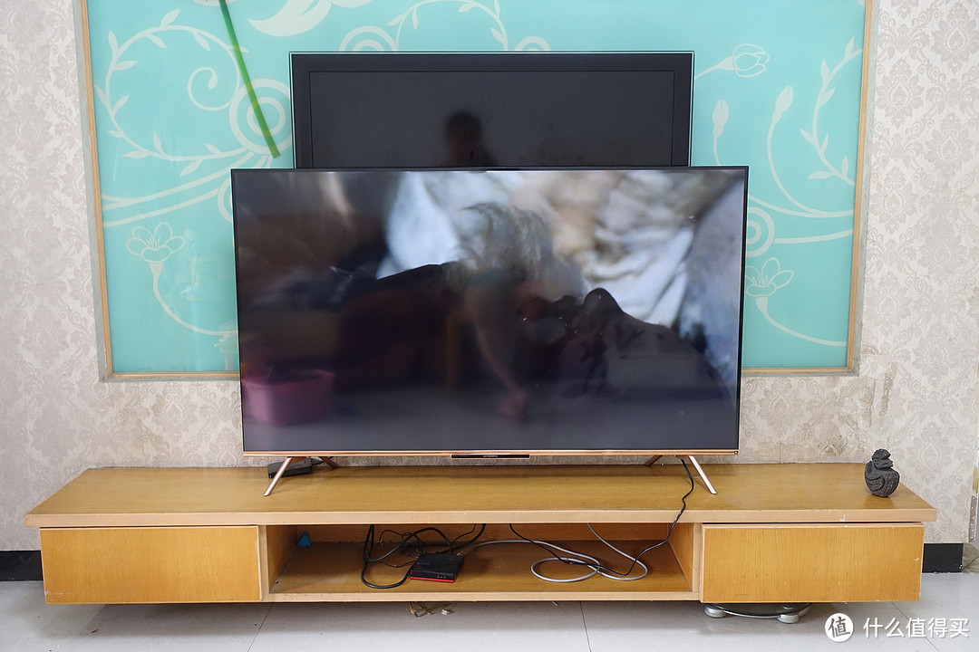 背后壁挂的三星LA40B550K1F电视机，屏幕尺寸40英寸，作为参考