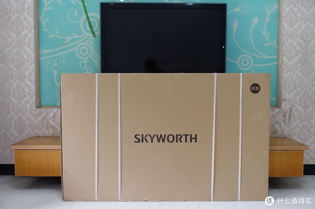 箱子的外观非常简洁，只有居中的“SKYWORTH”品牌LOGO和右上角的“前面”提示