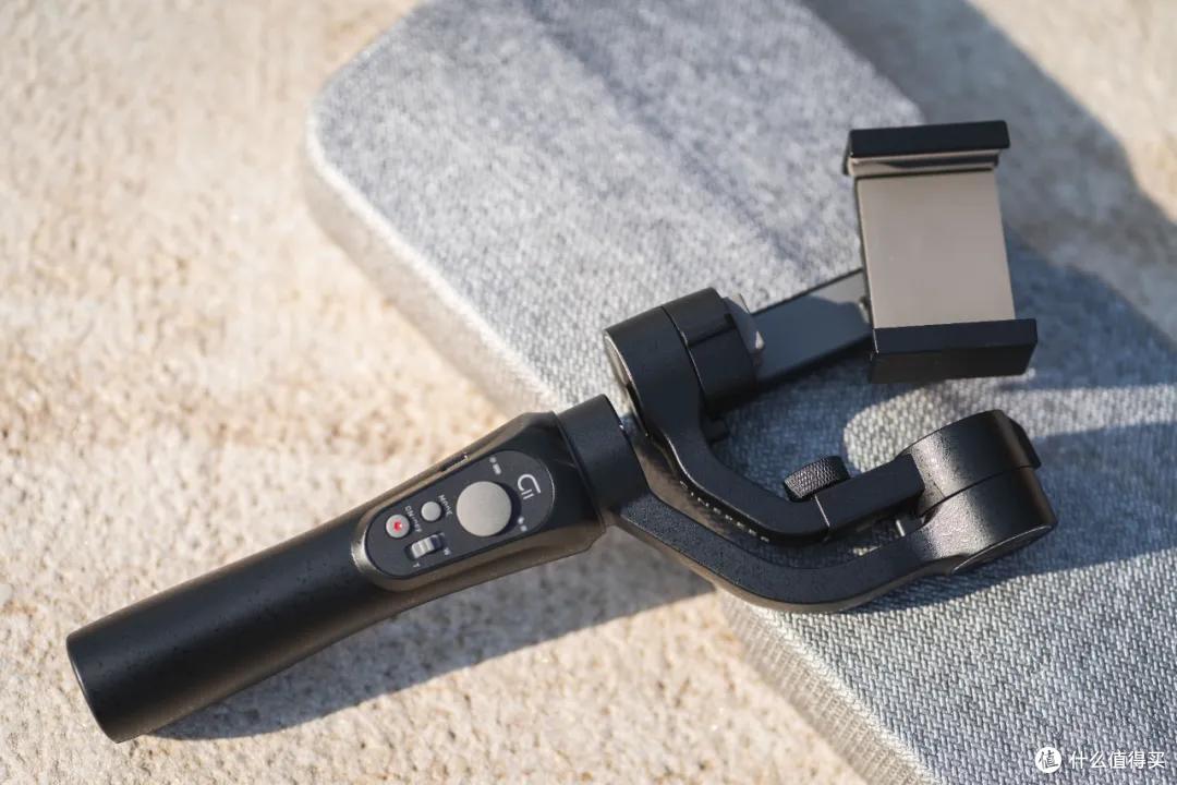专为萌新Vlogger打造【云捕手C11手机稳定器】一百多元的稳定器能用吗？