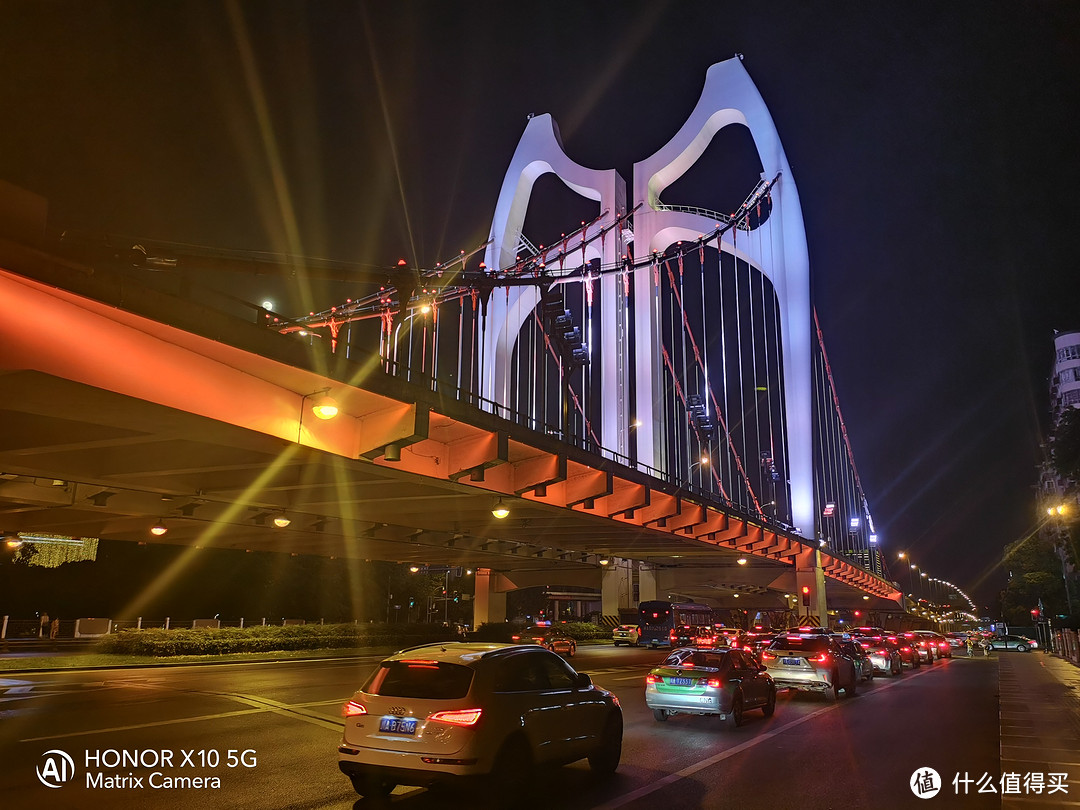 夜景模式下拍摄的清水河大桥