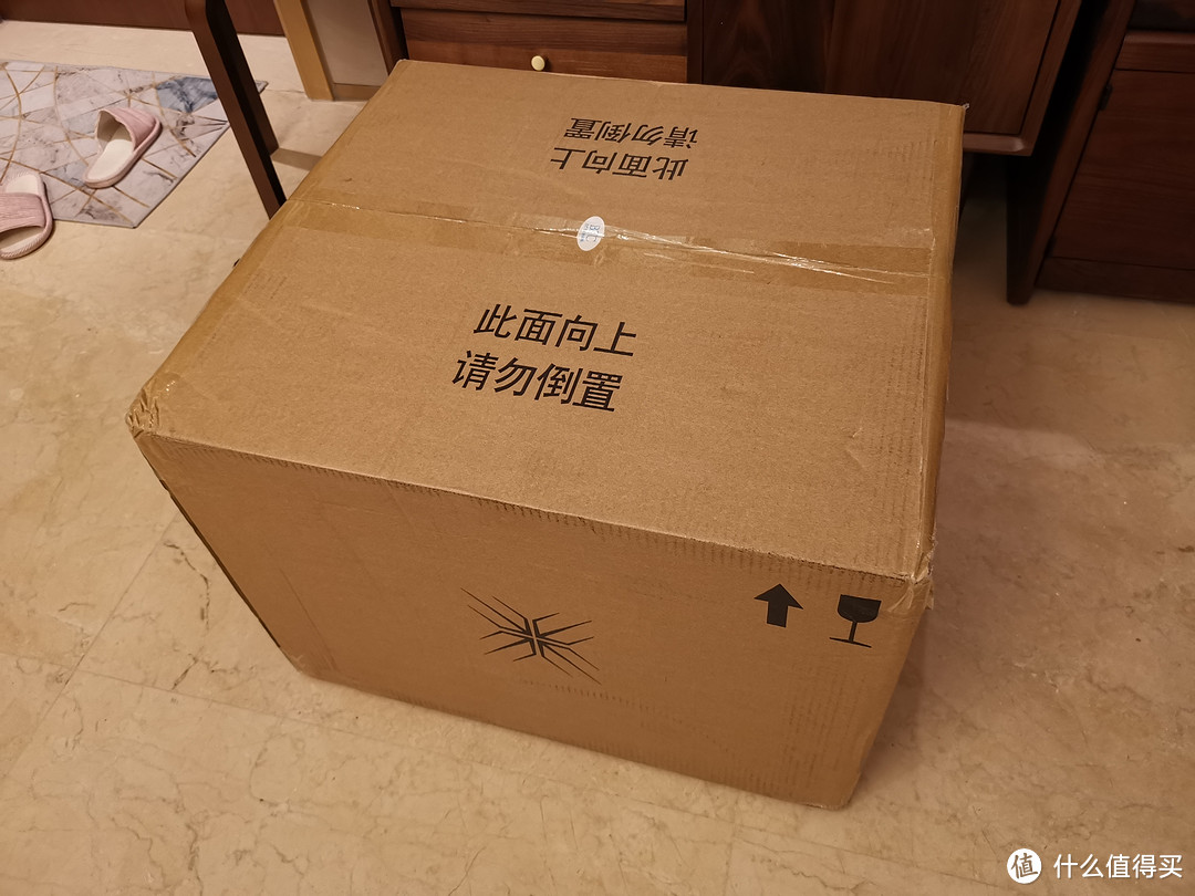 标记着此面向上请勿倒置,也不知道有没有被快递小哥温柔相待