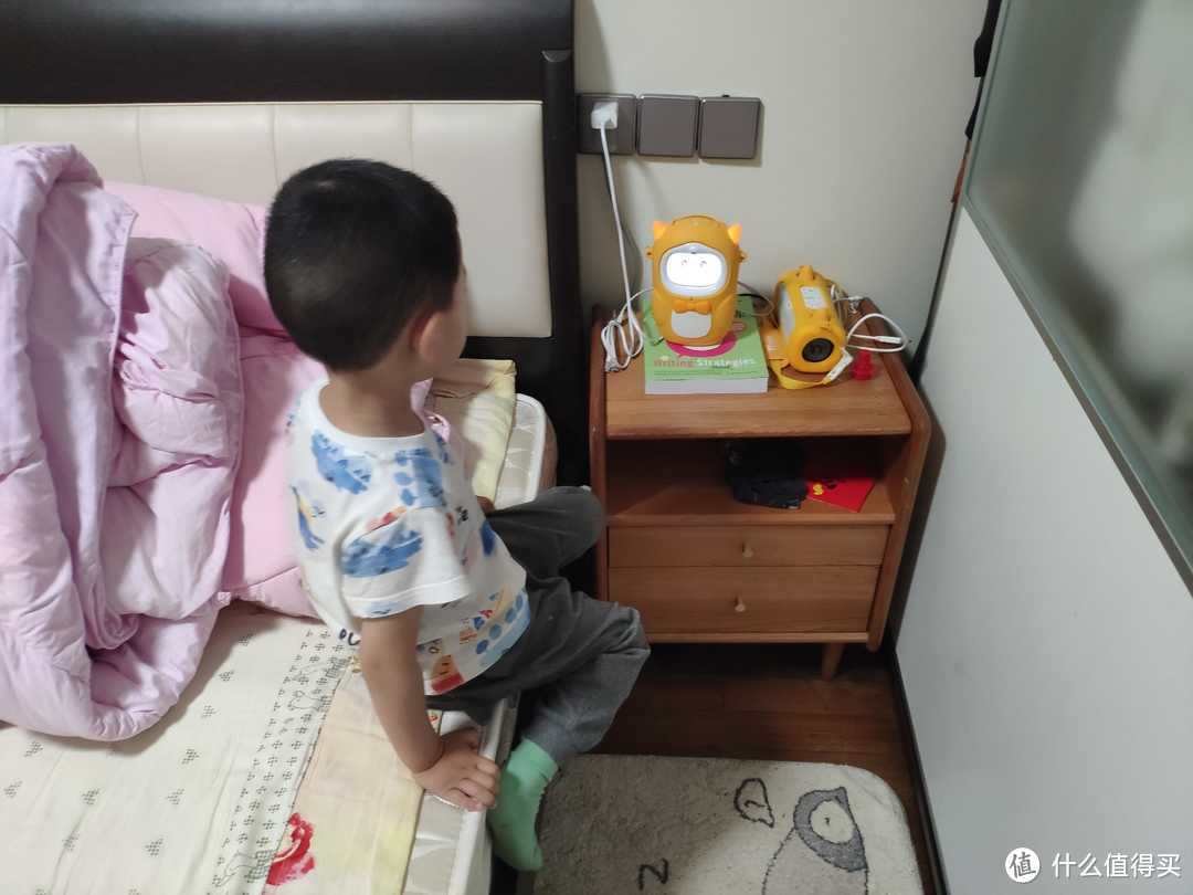 妈妈,这个单词你读得不对。孩子英语启蒙一机在手,读书更要会读书