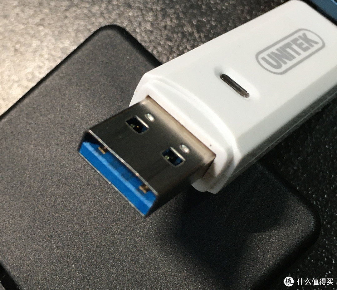 蓝色的USB插孔，强调其USB3.0的身份