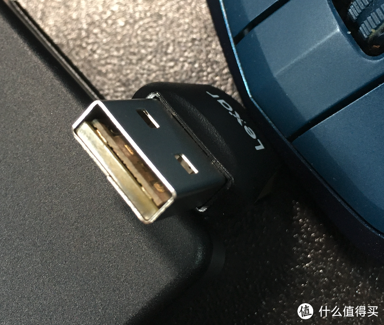 金色的USB插口