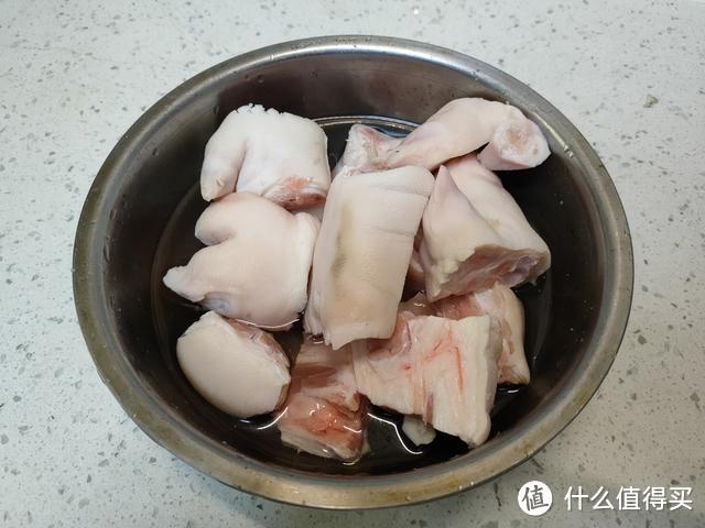 做红烧猪蹄,肉质发硬不软烂?可能是这几步做错了,教你正确做法