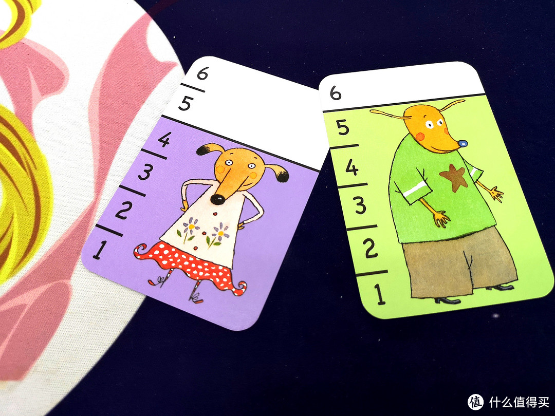 年纪小的宝宝可以通过色块大小或把两张卡拼到一起比对来比较高矮，认识数字的宝宝可以直接通过数字刻度判断高矮
