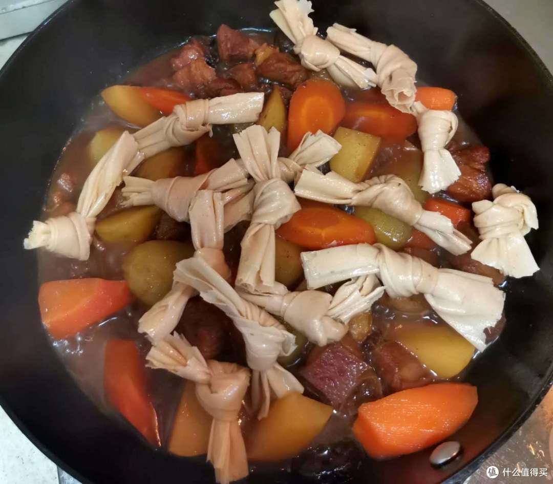 原计划是做家乡红烧肉，结果成为“非洲大丰收红烧肉”，但味道依旧很红烧肉