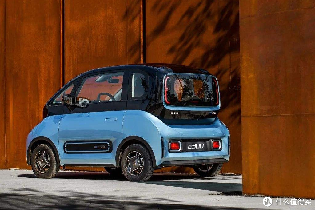 年轻人的第一辆电动汽车——新宝骏E300和五菱MINI EV，你会PICK吗？