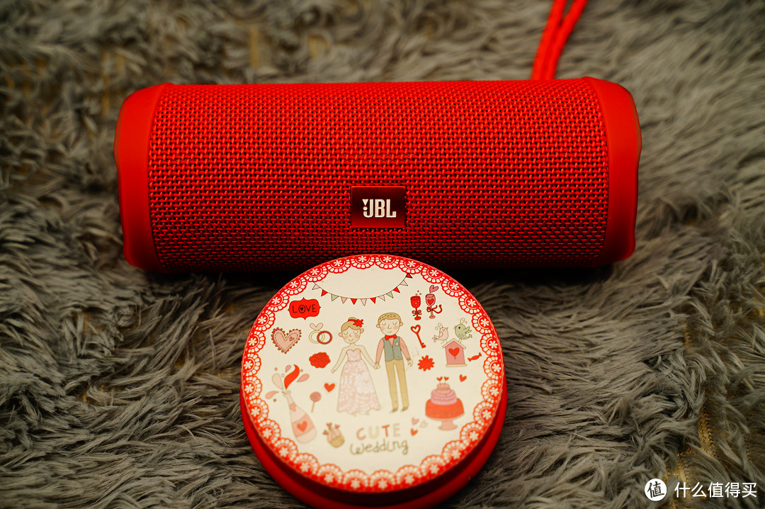 生活中的一抹红：JBL音乐万花筒蓝牙音箱 FLIP4（红色）