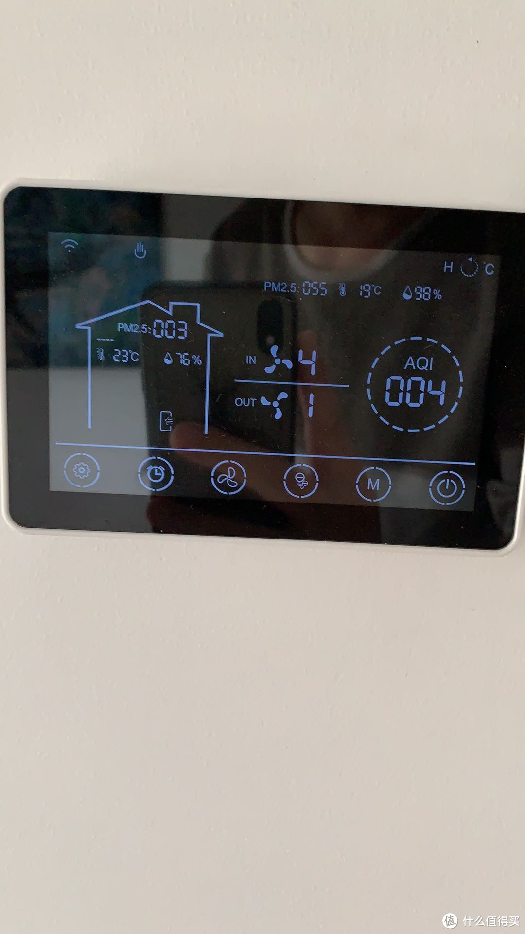 上图室外PM2.5是55，室内是3，湿度室外98%，室内76%，温度室外19，室内23，室内AQI是4.机器运行送风4档，回风1档。