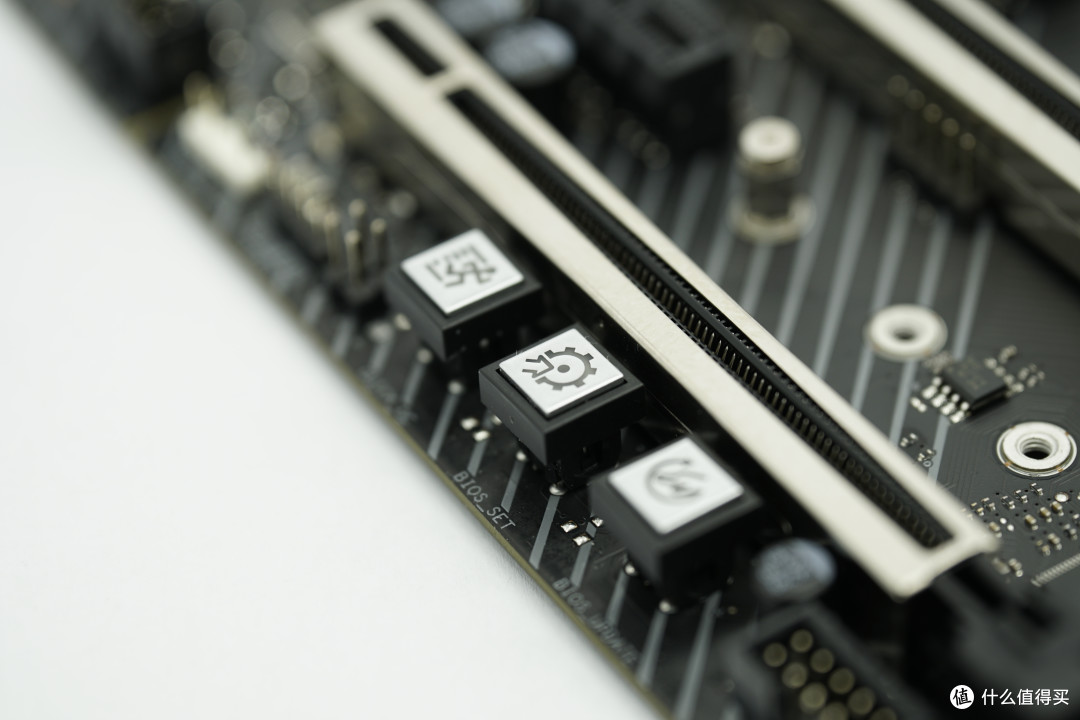 七彩虹iGame Z490 Vulcan X“火神” 开箱测评