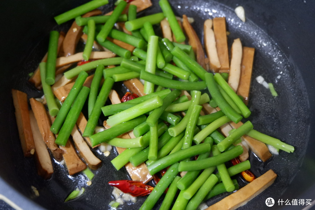 蒜苔这样做老下饭了！！脆嫩浓郁比肉都好吃