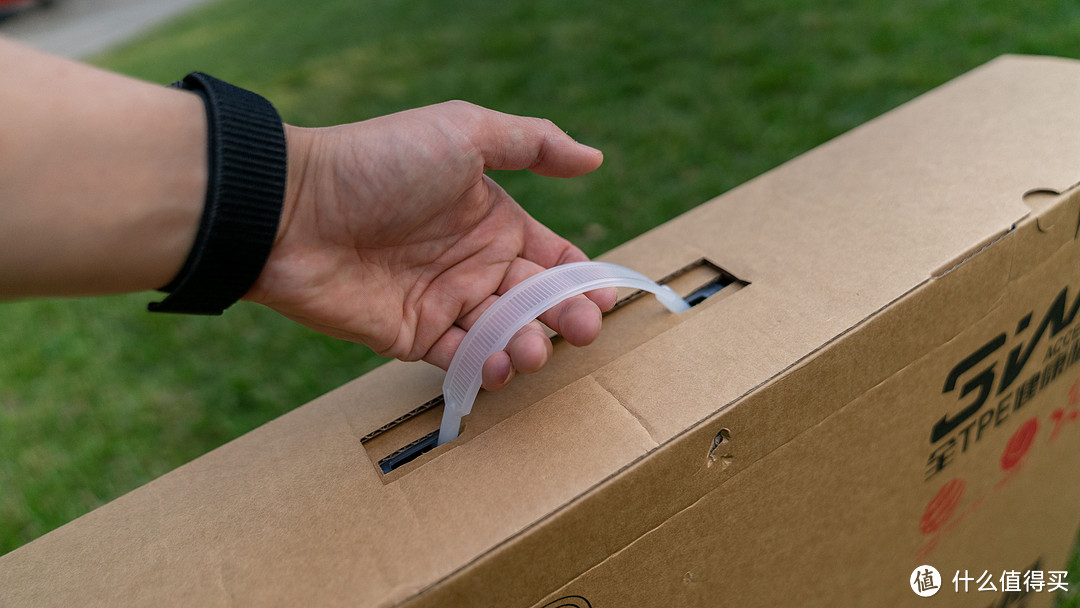 包装盒的上方有一个提手,方便携带.