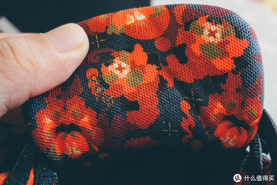 鞋舌内部是这样网布的花卉图案，最近阿迪各个品类都很常见的