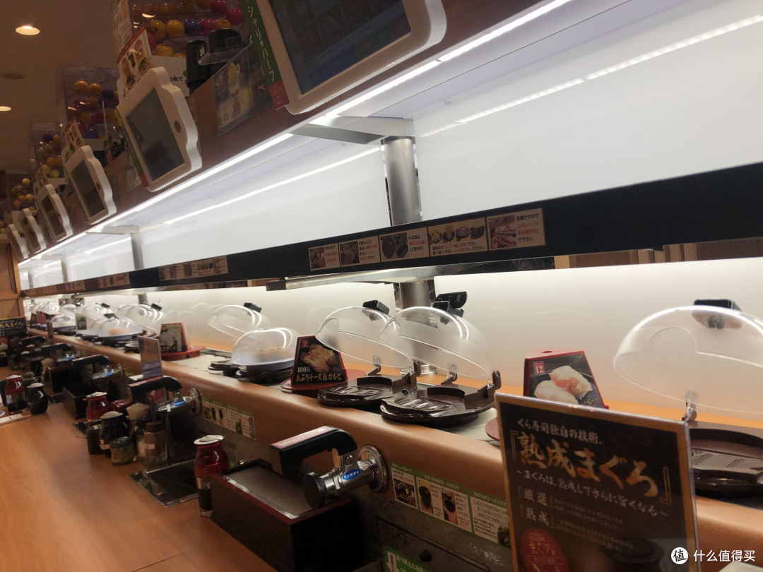 可以用桌上机器点，做好会直接传送到你面前~也可以直接取，吃完的盘子丢进回收口会按盘子计费~