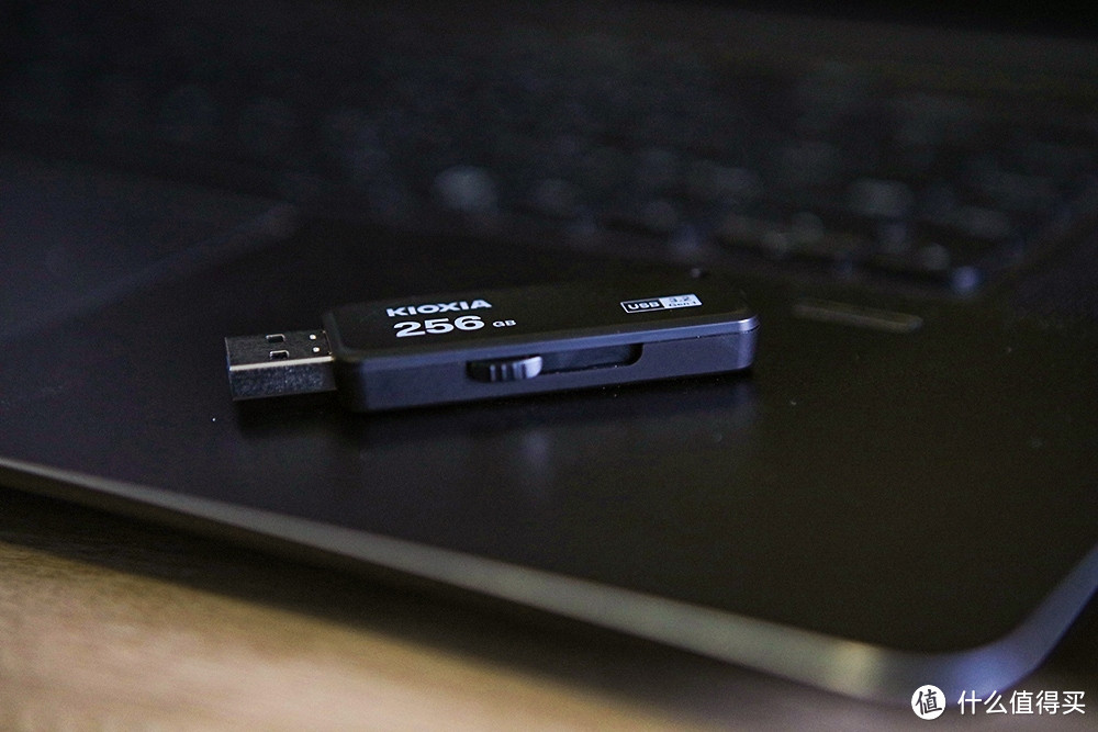 铠侠随闪U365 USB闪存盘采用无盖、滑动伸缩设计