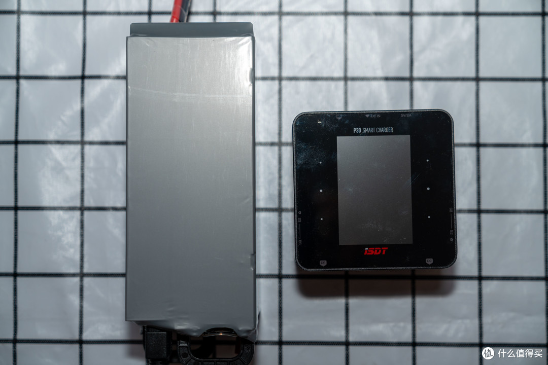 ISDT P30——小巧、智能的1500W大功率充电器