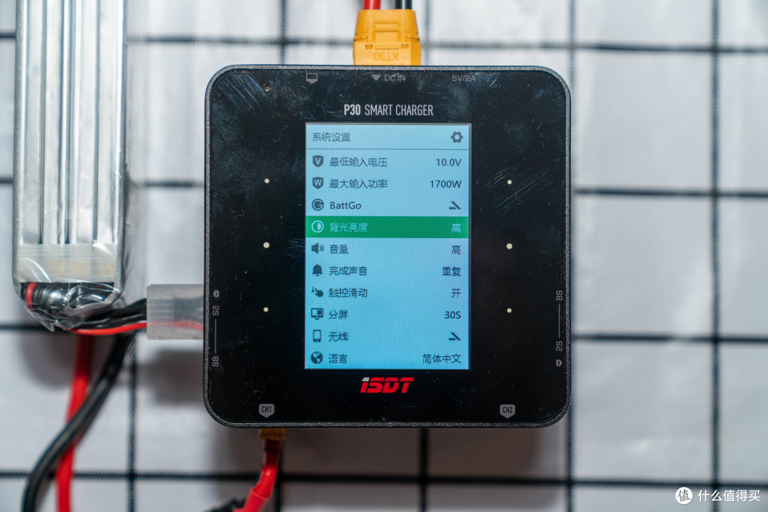 ISDT P30——小巧、智能的1500W大功率充电器