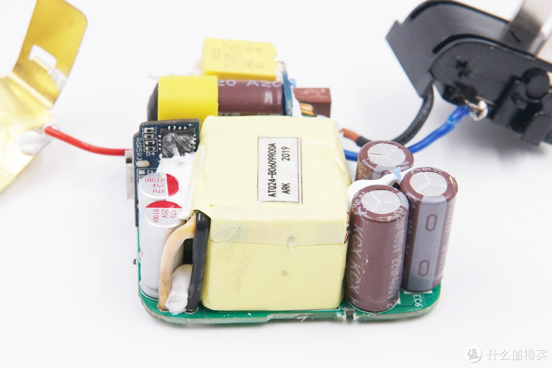 拆解报告：UGREEN绿联65W USB PD氮化镓快充充电器CD217