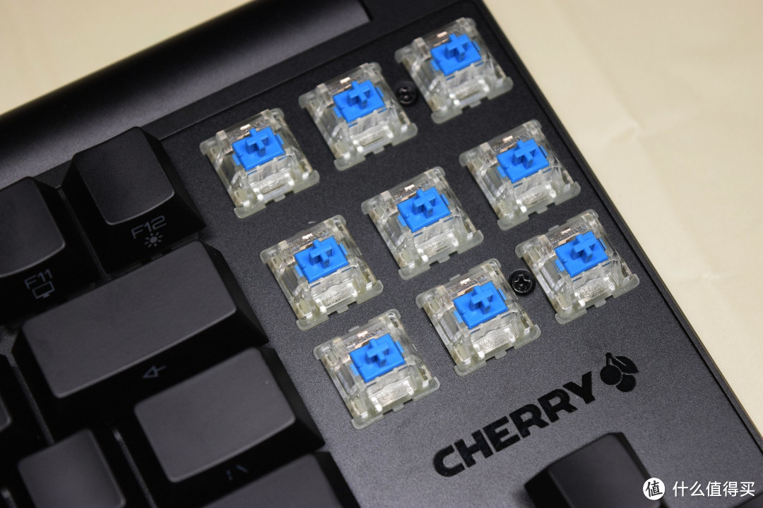 手感还是信仰？樱桃Cherry MX8.0与MC 8.1军火箱键鼠套装体验点评