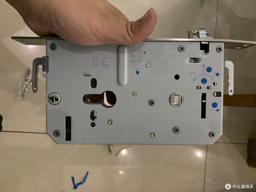 先撕掉锁体本身的蓝色保护塑料，锁体都是可以调节锁舌方向的，上方金属把手往左推就能将锁舌推出，然后把锁舌调整到你想要的方向后往里一按就完成了调整，可以看到这个锁是带有天地勾的，买锁前记得看自己的门有无天地勾确认一下版本