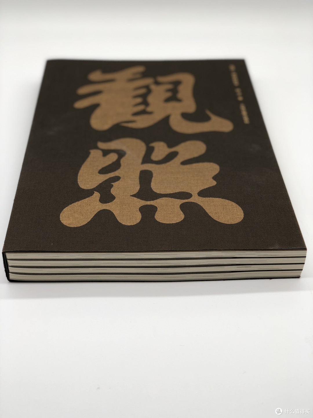 从侧面可以看到多个夹层的设计，从颜色和质地上把内容进行等分分割